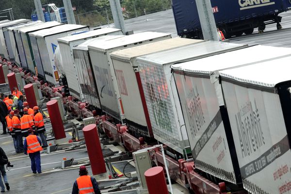 Les autoroutes ferroviaires sont des trains spéciaux, qui circulent sur le réseau existant, et transportent les remorques des poids lourds.
