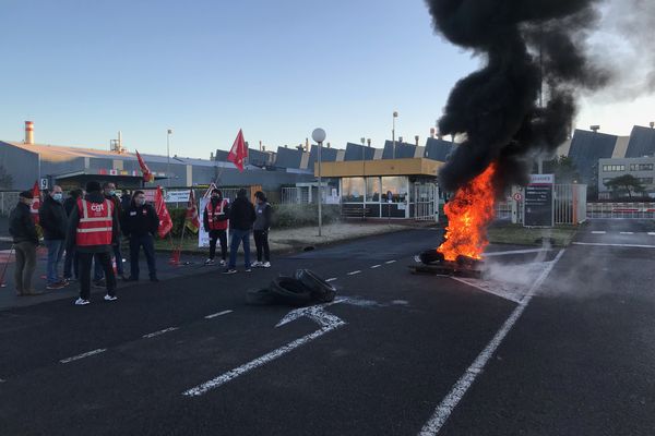 Les salariés de la fonderie du Poitou en grève devant leur usine d'Ingrandes-sur-Vienne, le 11 janvier 2022