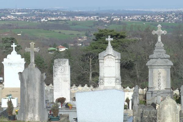 Le cimetière de Chabanière, dans le Rhône. Vingt-cinq tombes ont été dégradées.