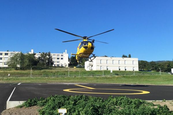 Ce ne sera pas un, ni deux, mais trois hélicoptères qui survoleront les départements auvergnats cet été. Le Dragon 63, l’Héli-SMUR et un autre hélicoptère de secours loué par la région. Le président Les Républicains du Conseil régional d’Auvergne-Rhône-Alpes, Laurent Wauquiez, avait pris cette décision alors que le dragon 63 devait encore partir à Mende, dans le département de la Lozère. 