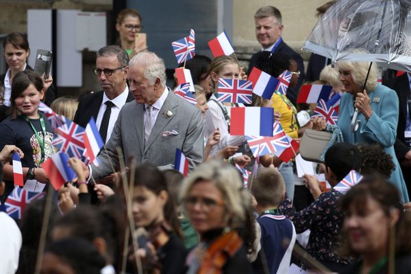 Bain de foule pour le roi Charles III et la rine Camilla reçus par Pierre Hurmic, maire de Bordeaux