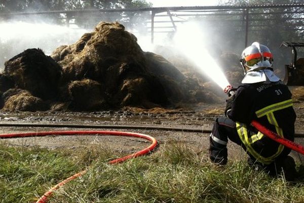 Les pompiers sécurisent le site.