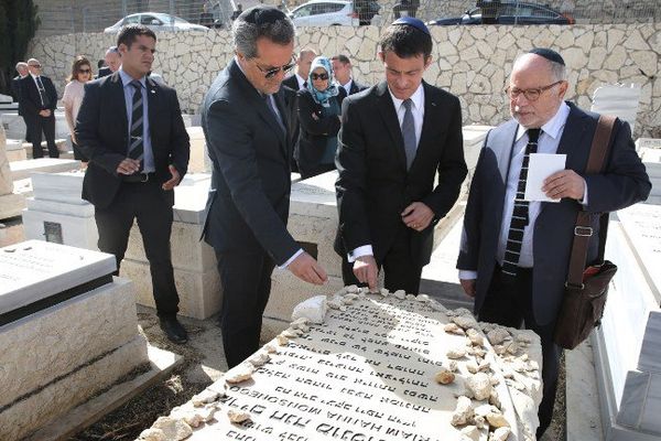 Manuel valls sur les tombes de la famille Sandler