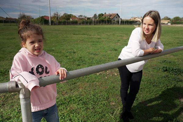 Manon, 8 ans, a enfin pu intégrer un institut médico-éducatif au mois d'avril après des années sur liste d'attente.