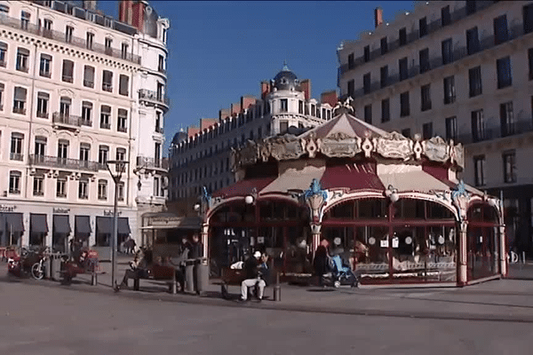 Lyon, place de la République : le carrousel, installé depuis bientôt 30 ans, va devoir quitter les lieux 