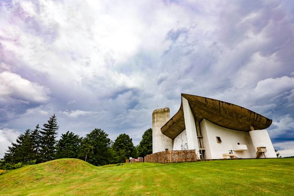 La chapelle Notre-Dame du Haut est une chapelle catholique construite de 1953 à 1955 sur la colline de Ronchamp en Haute-Saône. Elle est une oeuvre de l'architecte franco-suisse Le Corbusier.