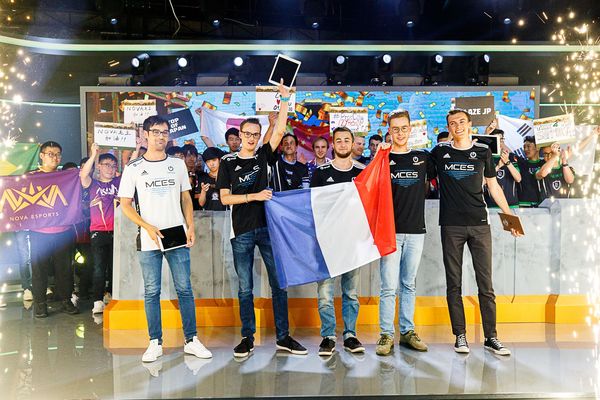 L'équipe française MCES lors de leur victoire à Katowice (Pologne) en juillet 2019, composée (de gauche à droite) de Lenaide, Synthé, Eryam, Hugo Stiglitz et Tryhard.