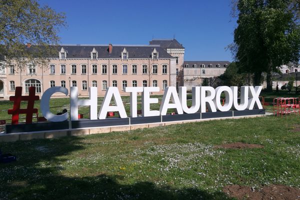 "Châteauroux" écrit en lettres géantes dans le Parc Balsan