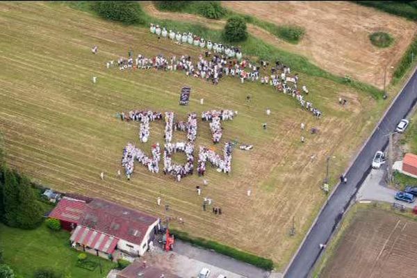 Manifestation des habitants contre le projet THT, en mai 2014