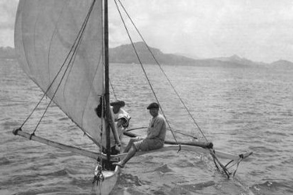 Jack et Charmian London sur la pirogue de Tehei devant l'île de Tahaa, Polynésie française.