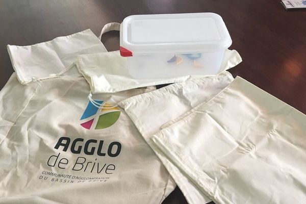 Un grand sac, plusieurs petites poches à vrac, et une contenant hermétique, voilà le "kit zéro déchets" proposé par l'agglomération de Brive 