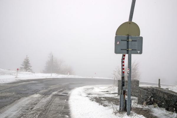 Ce mercredi 20 novembre 2024, Météo France place 28 départements, de la Bretagne au Grand Est en vigilance orange pour neige-verglas ce jeudi.