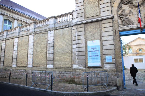 Ce procès de l'horreur doit se tenir toute la semaine devant la cour d'assises du Pas-de-Calais à Saint-Omer.