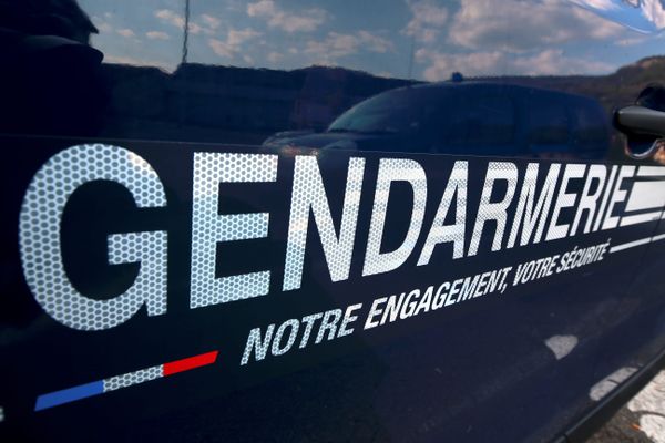 L'enquête ouverte pour "assassinat et tentative d'assassinat" a été confiée à la brigade de recherches de la gendarmerie d'Annecy.
