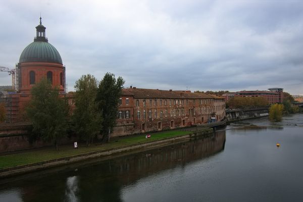 Un incendie s'est déclaré dans un local de l'ancien hôpital de La grave  à Toulouse.