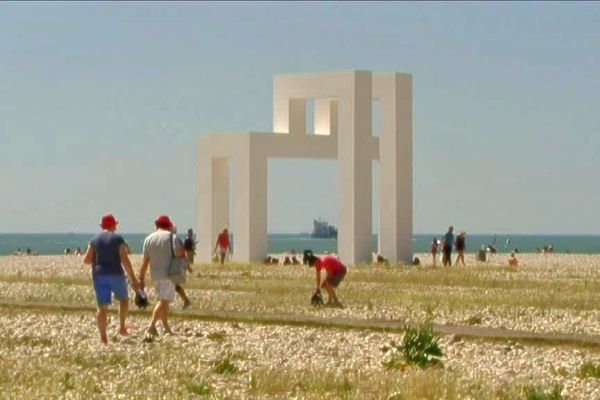 Sur la plage du Havre, la scupture monumentale Up#3 (par Lang/Baumann) 