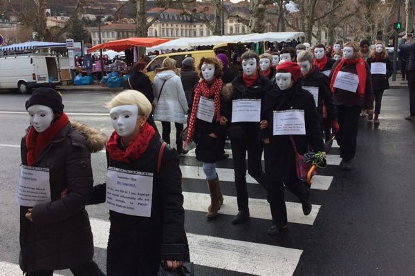 200 personnes ont manifesté dans les rues du Puy-en-Velay (Haute-Loire) pour protester contre les violences faites aux femmes. 