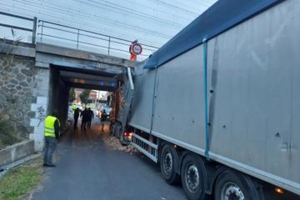 Un camion se retrouve coincé sous un pont sur la départementale 612 de Montescot à Elne. Mardi 24 janvier 2023.