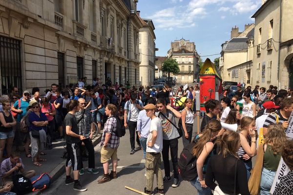 Deux-cents personnes environ se sont rassemblées devant la préfecture à Dijon le 4 juin 2019.