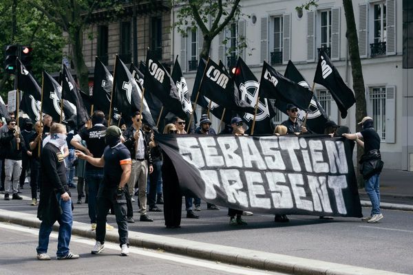 Plus de 500 militants du groupe d'ultradroite "Comité du 9 mai" ont défilé ce samedi 11 mai à Paris pour commémorer la mort de l'un des leurs, il y a 30 ans, en arborant des symboles néonazis.