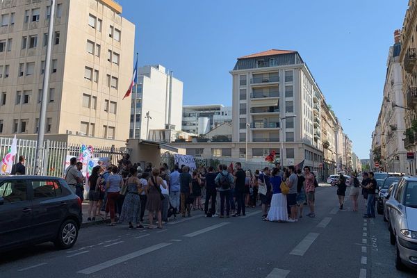 Une centaine de professeurs manifestaient contre une réforme du bac en cours, ce jeudi 4 juillet à Lyon. 