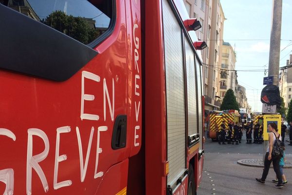 Une cinquantaine de pompiers de la Haute-Vienne en grève bloquent l'accès à la rue Jean-Jaurès, dans le centre-ville de Limoges