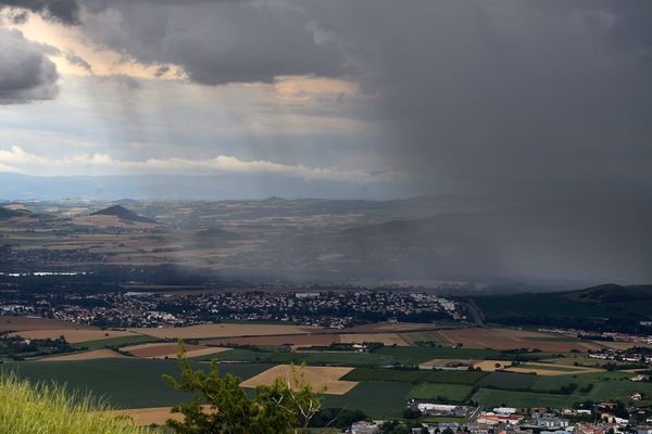 Selon Météo France, une dégradation orageuse devrait quitter les massifs montagneux en cours d’après-midi et s’étendre aux zones de plaine en fin de journée.