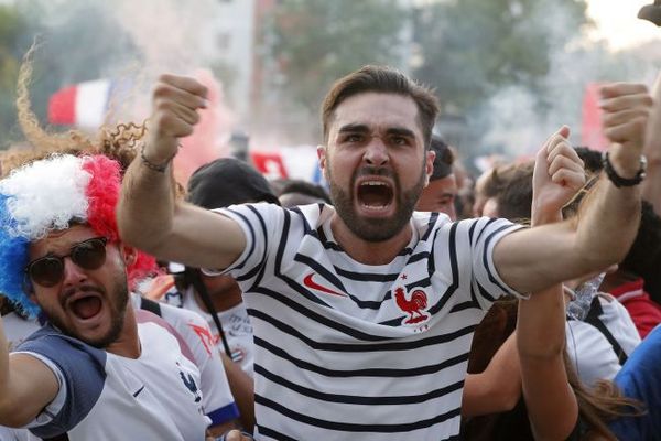 Les supporters français font la fête à Montpellier après le but d'Umtiti en demi-finale de la coupe du monde face à la Belgique - 10 août 2018