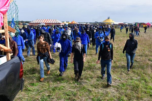 Les manifestants anti-bassines à Sainte-Soline (Deux-Sèvres) le samedi 29 octobre 2022.