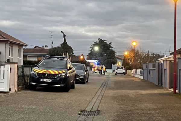 C'est dans cette rue pavillonnaire qu'un homme de 80 ans est décédé coincé sous les roues d'un camion.