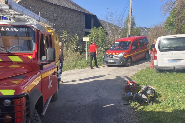 Une dizaine de secouristes sont intervenus pour tenter de retrouver la chienne coincée dans une faille.