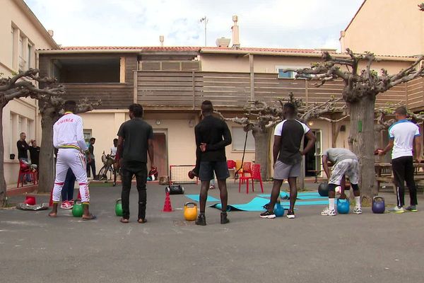 Palavas (Hérault) - la cour du centre temporaire de confinement pour mineurs isolés - avril 2020.