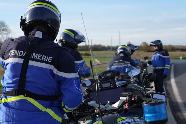 Les gendarmes se préparent à un contrôle routier.