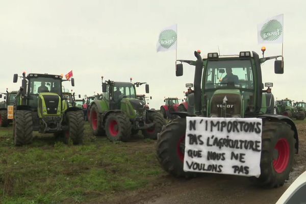 Départ du convoi de tracteurs pour le périphérique de Caen ce mardi matin