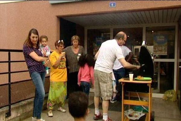 Barbecue entre voisins devant l'entrée d'un immeuble vendredi à Schiltigheim