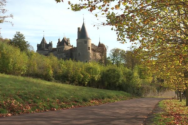 Le château de La Rochepot, en Côte-d'Or.