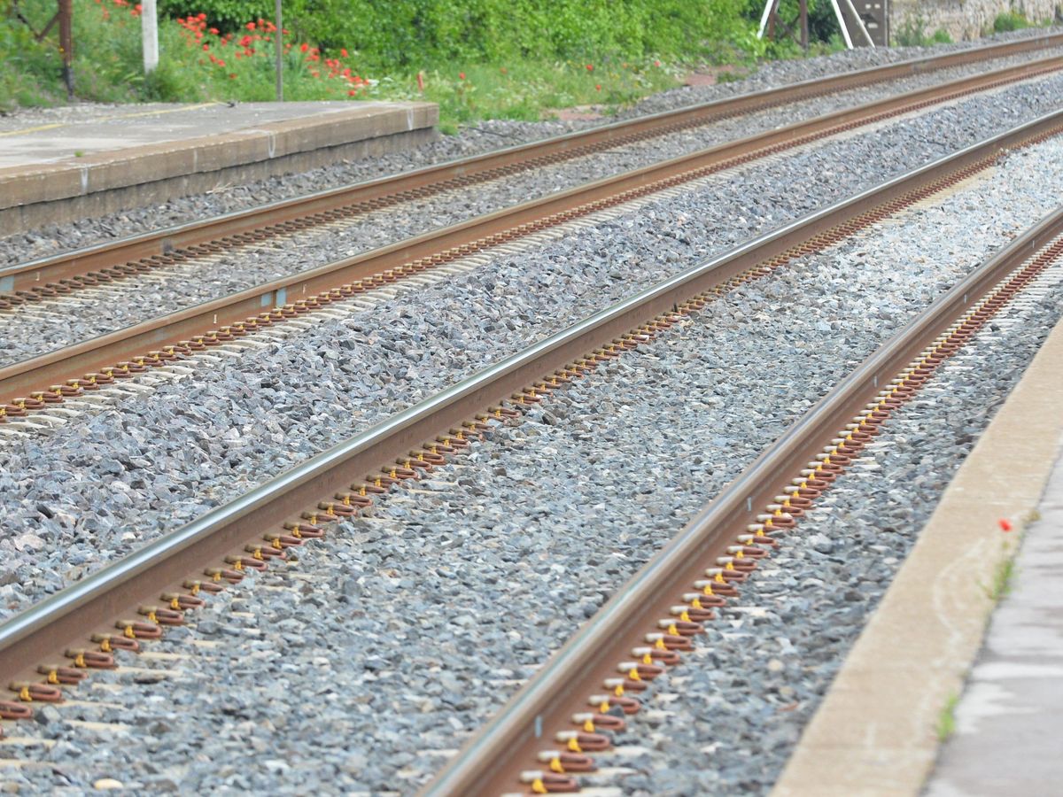 Erbree Une Voiture Chute Sur La Voie Ferree Son Conducteur S En Sort Miraculeusement