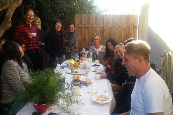 A droite Heikki Kotilainen, cuisinier d'un jour, avec ses convives, lors de la 15e édition du Restaurant Day à Montpellier le 15 Novembre 2014.