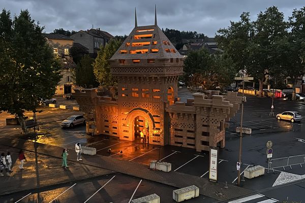 Le château en carton a passé la nuit sur la place avant d'être détruit le lendemain par la population.