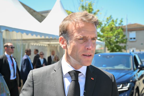 Emmanuel Macron suit de près les commémorations et rend hommages aux libérateurs de la France, sans assurer sa présence à Marseille le 28 août prochain.