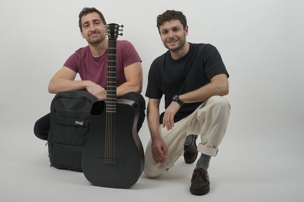 Antonin Girardeau et Louis Morel, les deux concepteurs de la Mogi One, guitare démontable de voyage.