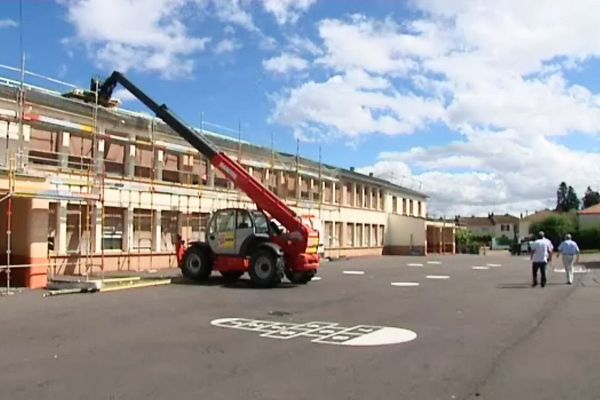 Le groupe scolaire des Chaumes à Avallon fait l'objet de travaux de toiture