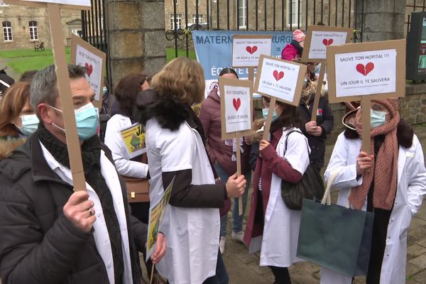 Lors d'une manifestation à Guingamp pour défendre la maternité et le service de chirurgie de l'hôpital