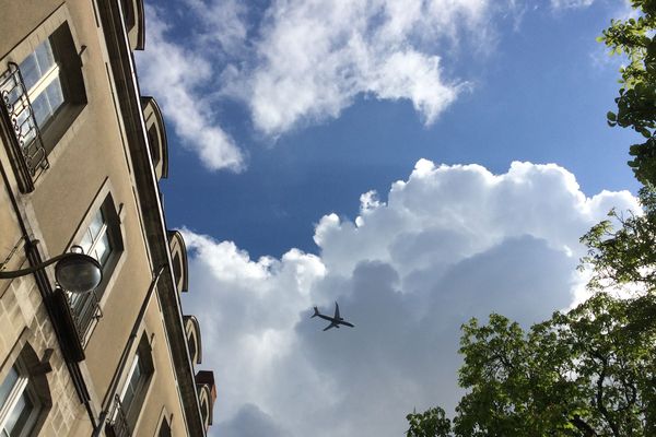 Malgré quelques nuages, la chaleur sera toujours aussi forte ce dimanche.