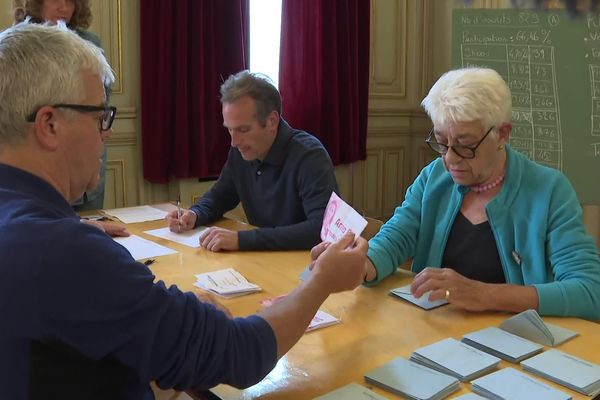 Élections législatives 2024 : dépouillement en cours dans la Manche, comme ici à Cherbourg.