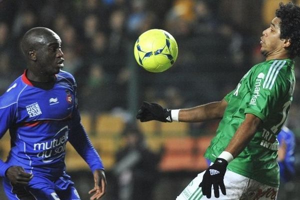 Face à face entre Kevin Gomis et Brandao pour Saint Etienne.