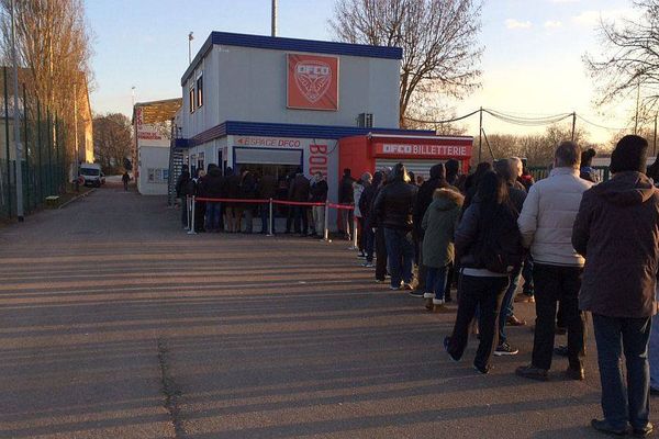 La foule est déjà présente ce matin à la billeterie du DFCO pour le match DFCO-PSG