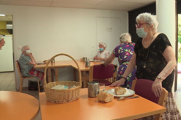 Les repas sont pris de façon collective dans cette maison de retraite municipale