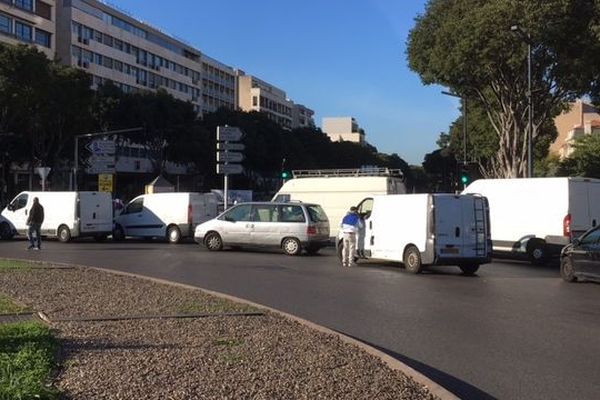 Les forains de la plaine sont en ce moment sur le rond-point du prado et bloquent tous les accès à la foire et au centre-ville.