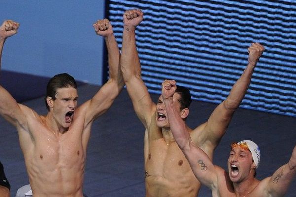 Yannick Agnel, Florent Manaudou et Fabien Gilot célèbrent leur victoire au relais de 4X100m nage libre aux Mondiaux 2013.